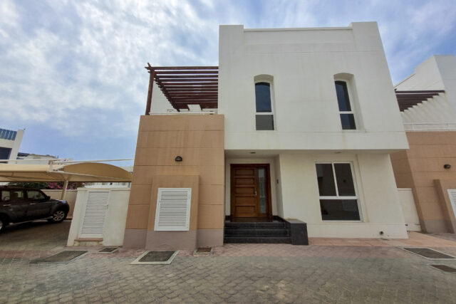 Beautiful 4BHK Compound Villa For Rent in Qurum PPV82
